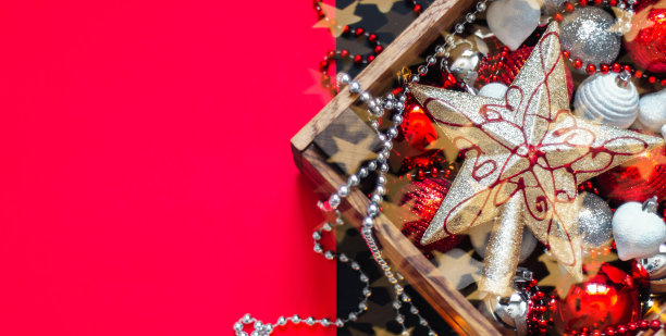 新年圣诞作文。五彩缤纷的圣诞玩具装在木盒里。圣诞星，圣诞红、银、白装饰图片下载