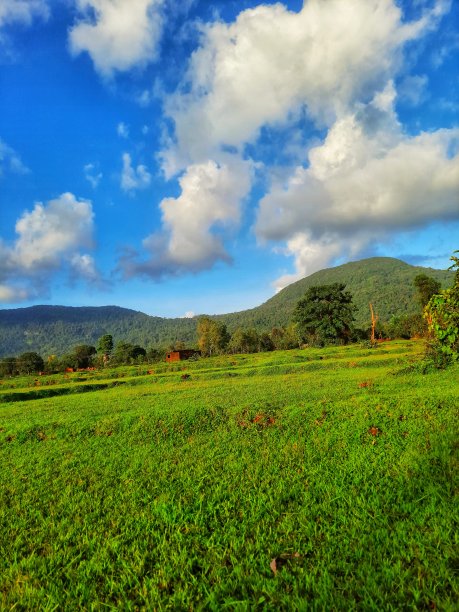 有美丽云彩的山图片下载