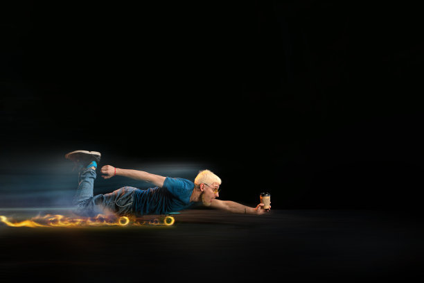 快速送货服务-送货员在滑板驾驶与秩序在火在黑暗的背景图片下载