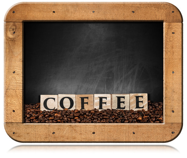 烤咖啡豆和空黑板上的木文咖啡图片下载