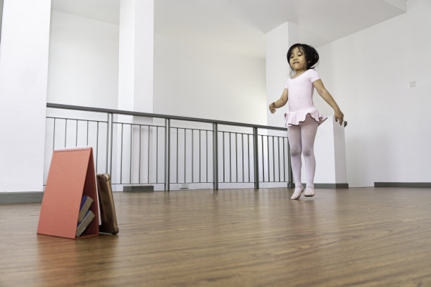 可爱的亚洲女孩芭蕾课通过网上方法库存照片图片下载