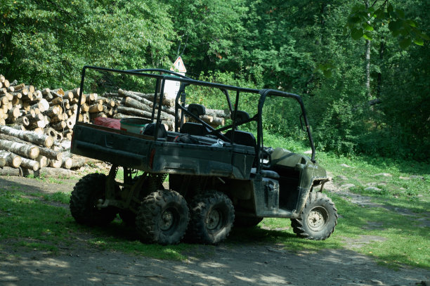 UTV车辆在山坡上图片下载
