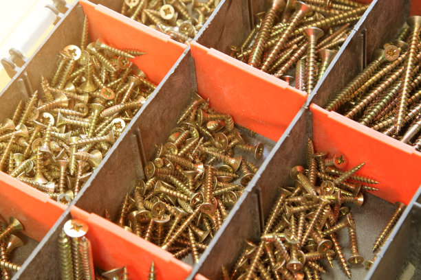 黄色螺丝在红色塑料整理盒图片下载