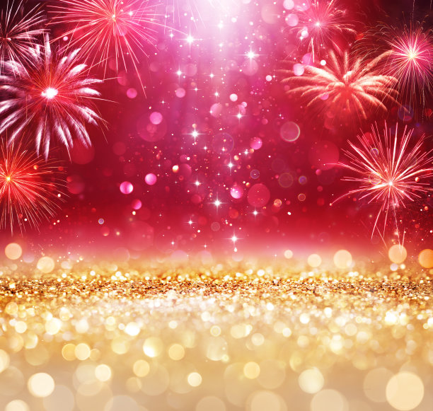 抽象圣诞庆祝-闪亮的金色与散焦灯和烟花在红色背景图片下载
