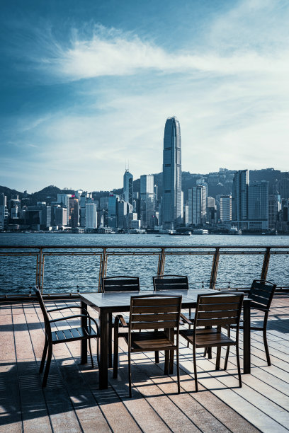 桌子和椅子在香港城市的海港图片下载