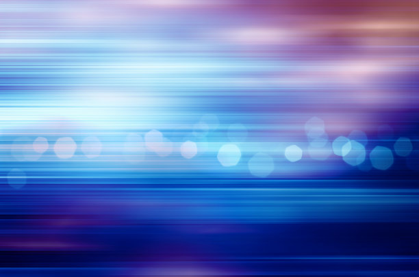 夜间道路加速运动。光线和条纹在黑暗的背景上快速移动。抽象的蓝色的插图。图片下载