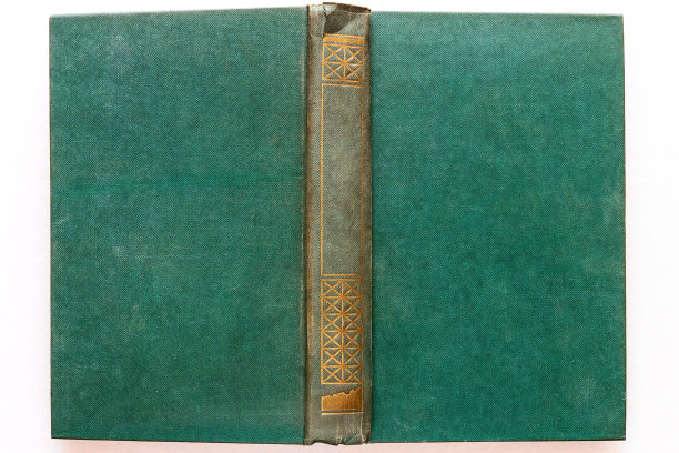 绿色精装书靠近孤立的白色背景模型图片下载