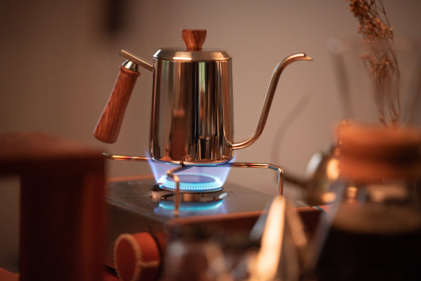 套装的咖啡滴漏过滤器显示在咖啡馆图片下载