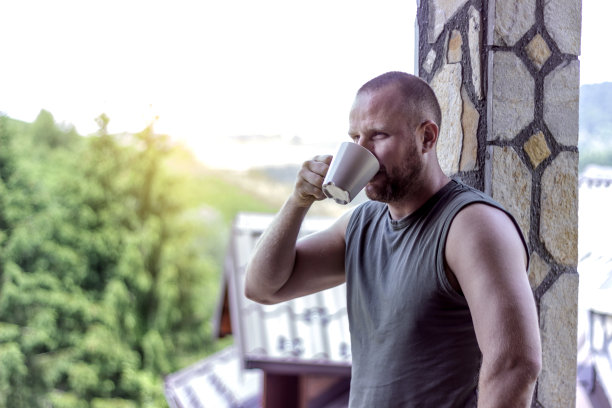 享受咖啡香气的男人。图片下载