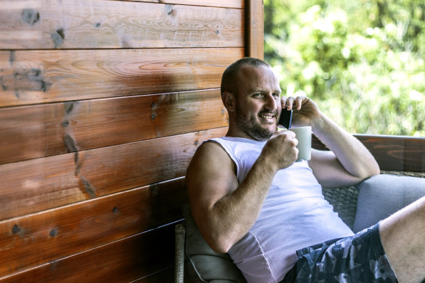 下午拿着手机喝咖啡的城市年轻人。图片下载