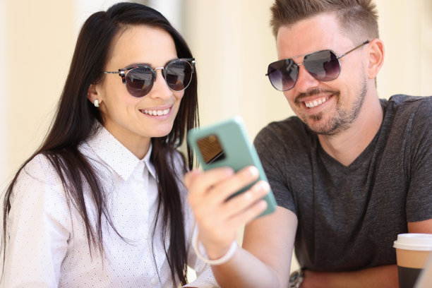 成年现代时尚人士看智能手机屏幕肖像。图片下载