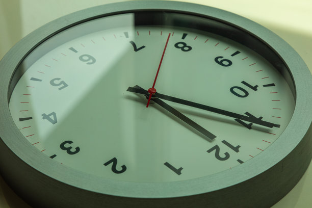 靠近一个挂钟，离十二点差五分钟图片下载