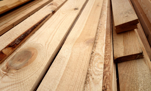 一堆松木板。图片下载