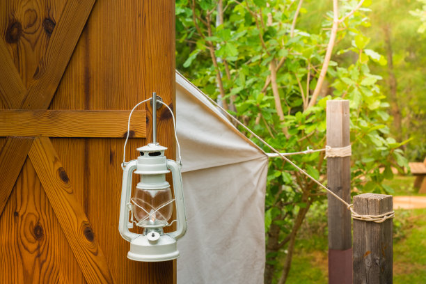 美丽的白色灯笼，适合在森林中露营，增强旅游的心情。图片下载