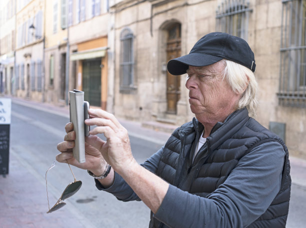 老人正在用手机拍照图片下载