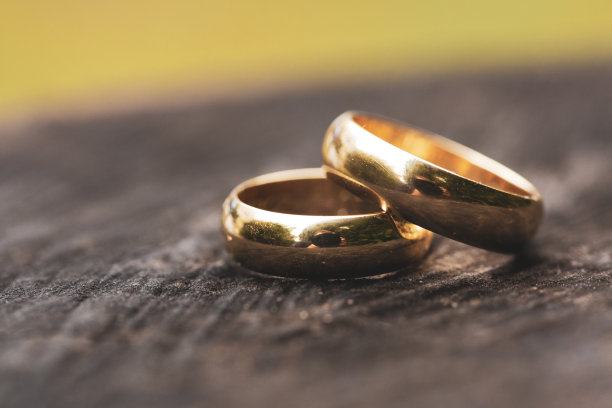 木头纹理上的金戒指图片下载