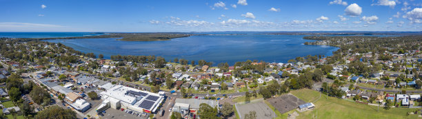 澳大利亚新南威尔士州中部海岸的蒙莫拉湖和布吉沃伊镇的鸟瞰图图片下载