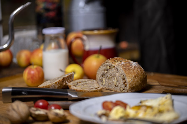 健康早餐:核桃全麦面包、煎蛋和水果图片下载