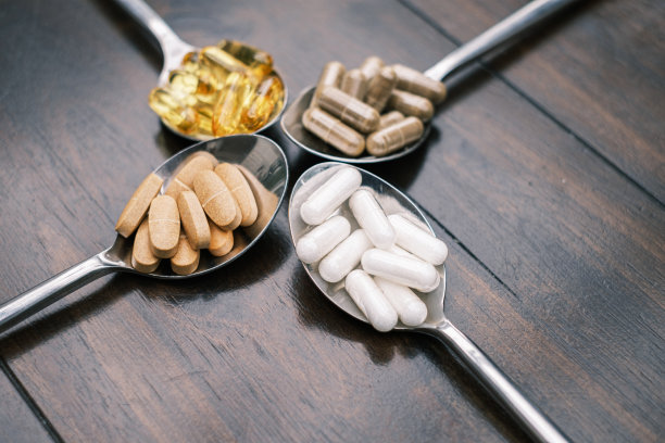 四汤匙里有不同的药片和药片图片下载