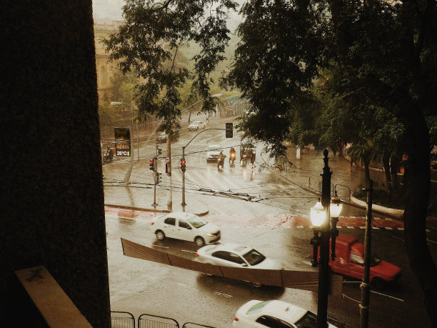 圣保罗市中心在一天的雨中图片下载