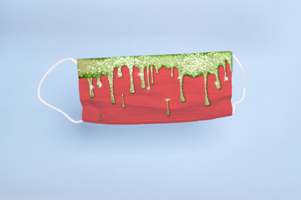 医用面具与圣诞打印滴流闪亮的水滴圣诞和新年。在疫情期间保护人口，冠状病毒-新冠肺炎图片下载