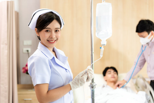 护理药物和生理盐水。医生和护士与病人在医院治疗病人在控制区。Covid-19和冠状病毒病。图片下载