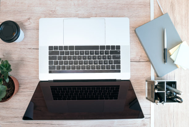 关闭了。商务人士桌上的笔记本电脑图片下载