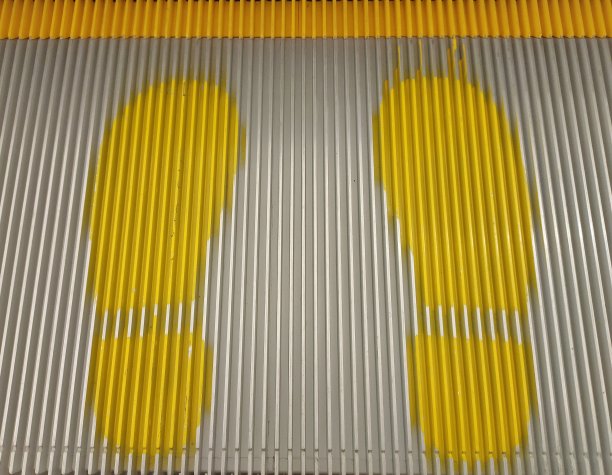 印尼棉兰——2020年10月30日:电梯里的脚印图片下载