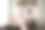 年轻愉快的夫妇在厨房里喝茶或咖啡图片下载
