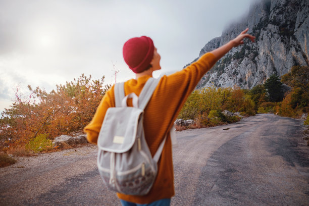 年轻美女在山区秋季森林中的户外时尚照片图片下载