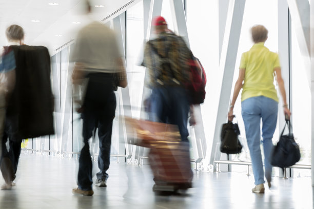 一群人在现代走廊上行走，动态模糊效果图片下载