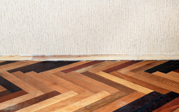 房间在复古风格的拼花地板上布置成圣诞树的形式。图片下载