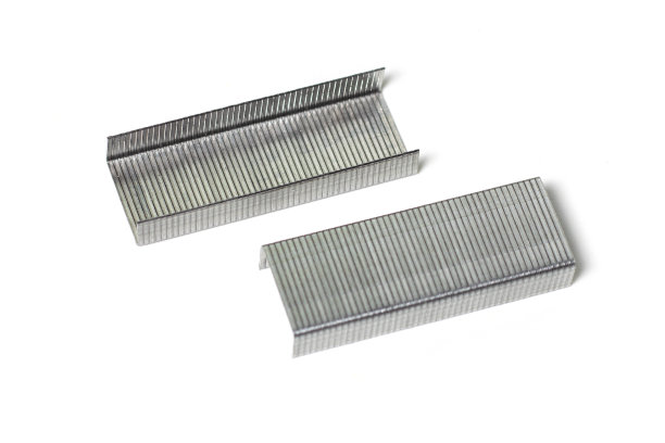 金属订书钉孤立在白色背景上图片下载