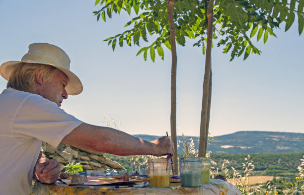 法国普罗旺斯的绘画艺术家图片下载