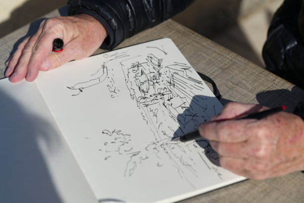 老男人用钢笔和墨水画画图片下载