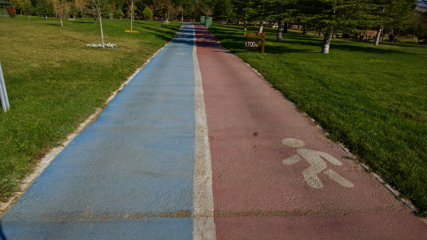 长距离的步行和自行车道。图片下载