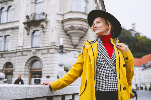 卢布尔雅那老城的美女。以城市建筑为背景的游客。欧洲城市里年轻城市女孩的街头形象。图片下载