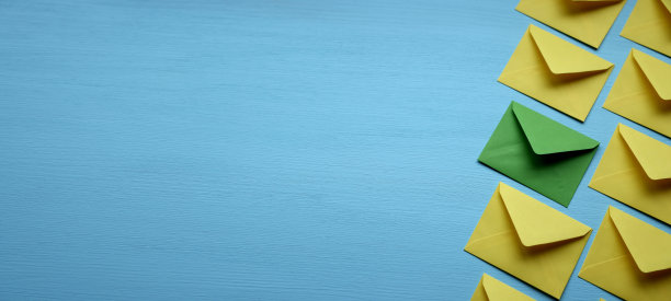 蓝色背景的信封图片下载