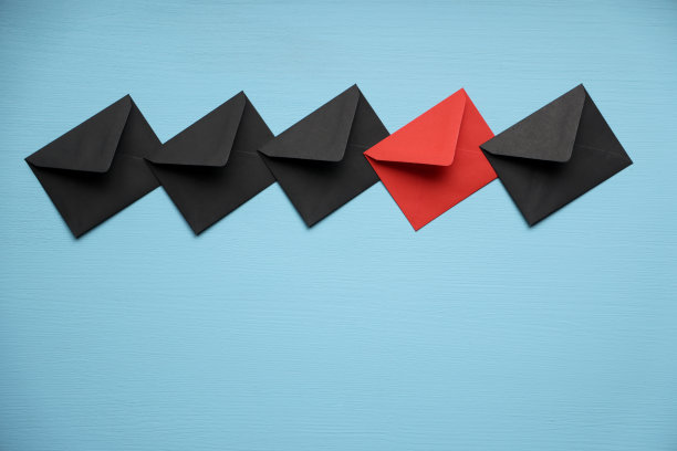 蓝色背景的信封图片下载