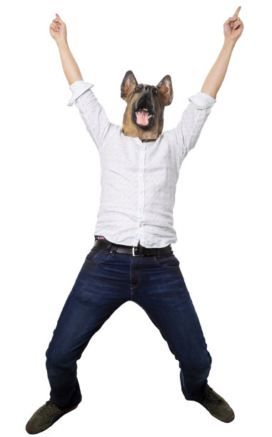 戴着狗狗面具的人举起手臂向上指着庆祝图片下载