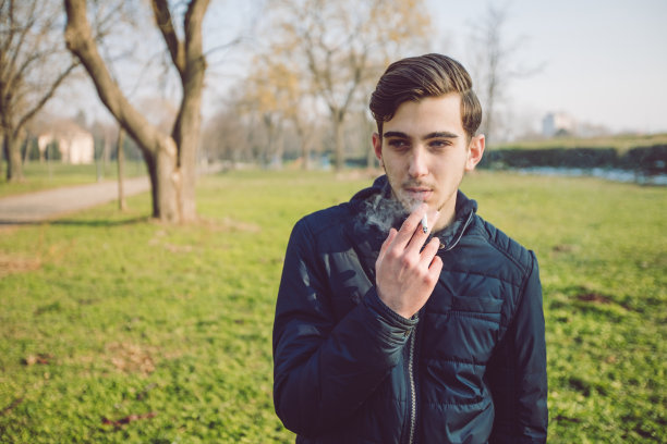 在公园里抽烟的男人图片下载