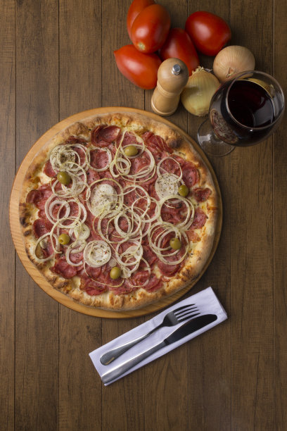 意大利辣香肠披萨，切片的“u200b”u200bonions，马苏里拉奶酪和绿橄榄。美食摄影。前的照片。图片下载