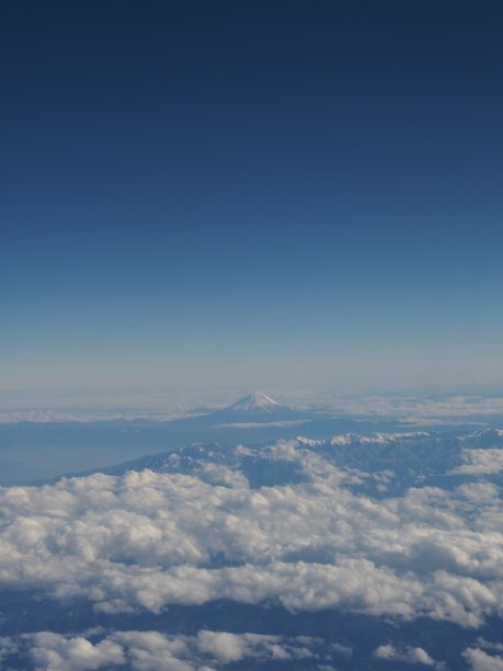 鸟瞰白雪皑皑的富士山，蓝天白云图片下载