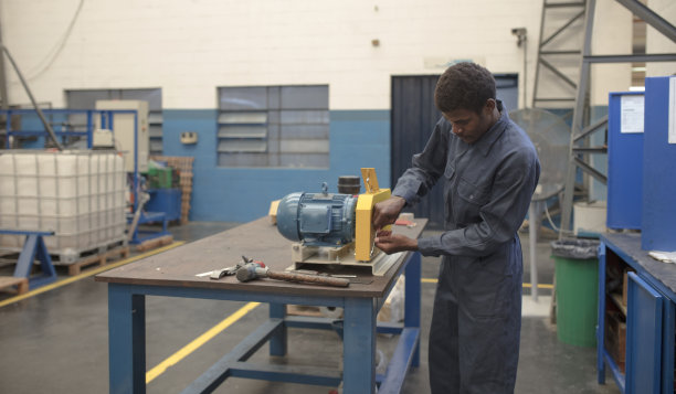 非裔美国工人在工厂用扳手修理发动机图片下载