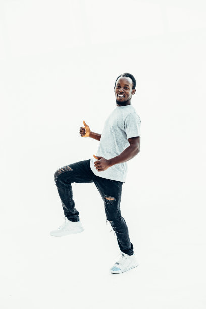 侧视图。微笑的帅哥竖起大拇指图片下载