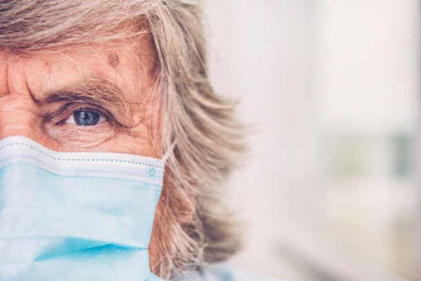 一位戴着面罩的老人的肖像图片下载