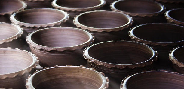 孟泰装饰花盆倒挂自然晾干。图片下载