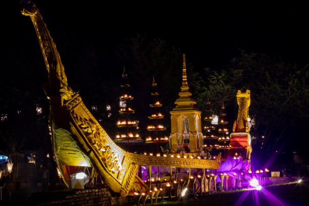 金色的天鹅船在黑暗的节日里。图片下载