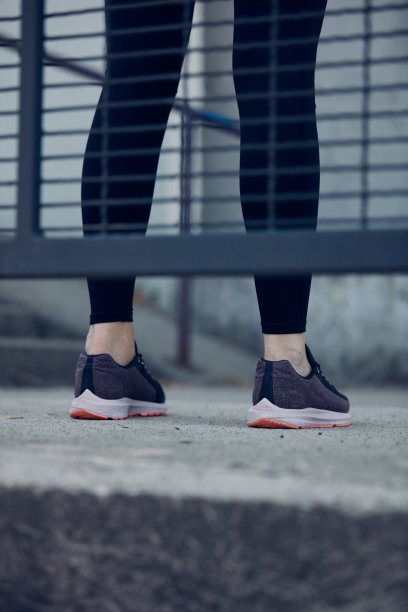 剪出的图片，妇女站着，并在锻炼后休息。图片下载