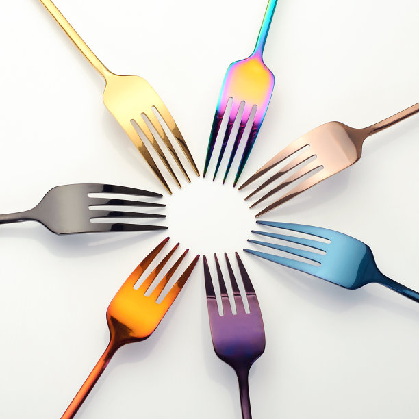 白色背景上的金属叉子图片下载